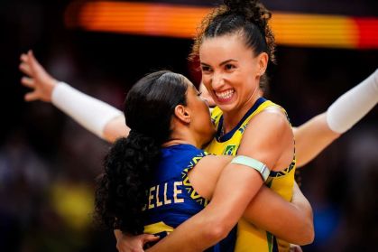  Brasil se impõe, bate França e vai à semifinal do Mundial Feminino de Vôlei