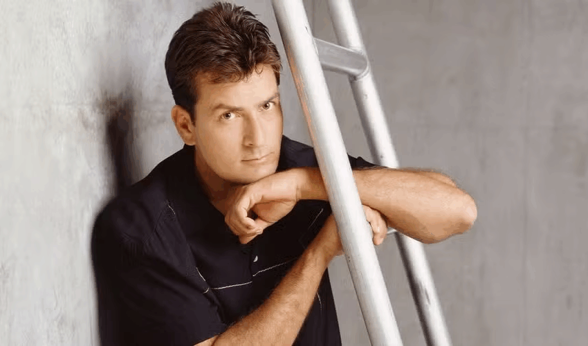  Charlie Sheen conta em autobiografia que colega vencedora do Oscar impôs uma única condição para dormir com ele