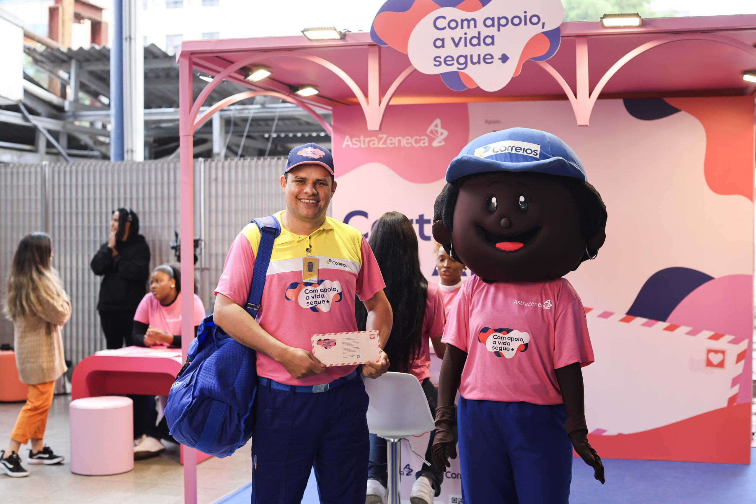 Pela primeira vez, Correios terá uniforme rosa em parceria inédita com a AstraZeneca na campanha de Outubro Rosa “Com Apoio, a Vida Segue”