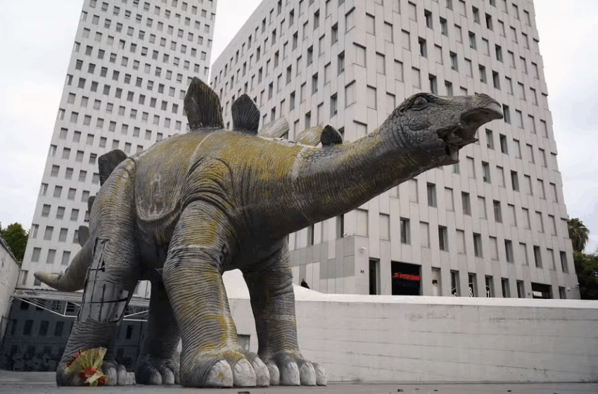  Homem desaparecido é encontrado morto dentro de dinossauro de plástico gigante na Espanha