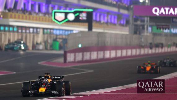 McLaren erra estratégia, Verstappen vence e F1 vai para última corrida com três pilotos na briga pelo título
