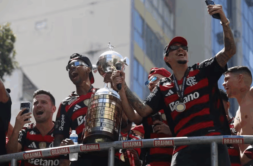  Taça da Libertadores aparece remendada com fita adesiva na festa do título do Flamengo; veja