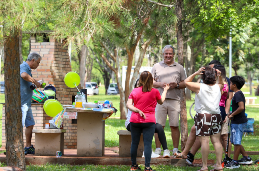  Famílias e amigos aproveitam domingo de sol nas novas churrasqueiras do Parque da Cidade