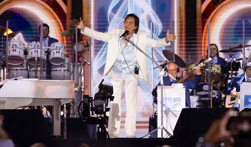  Especial Roberto Carlos tem união de cantores antes de show e perrengue de Fafá de Belém; confira bastidores